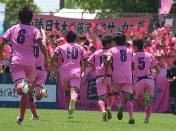 炎天下で連戦するIHサッカーの死闘。日大藤沢が考えた17人で勝つ方法。＜Number Web＞ photograph by Takahito Ando