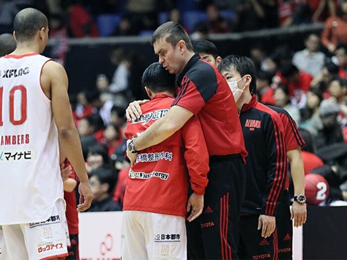 Bリーグで最強に熱いHCは東京に。ルカ・パヴィチェヴィッチの素顔。＜Number Web＞ photograph by B.LEAGUE