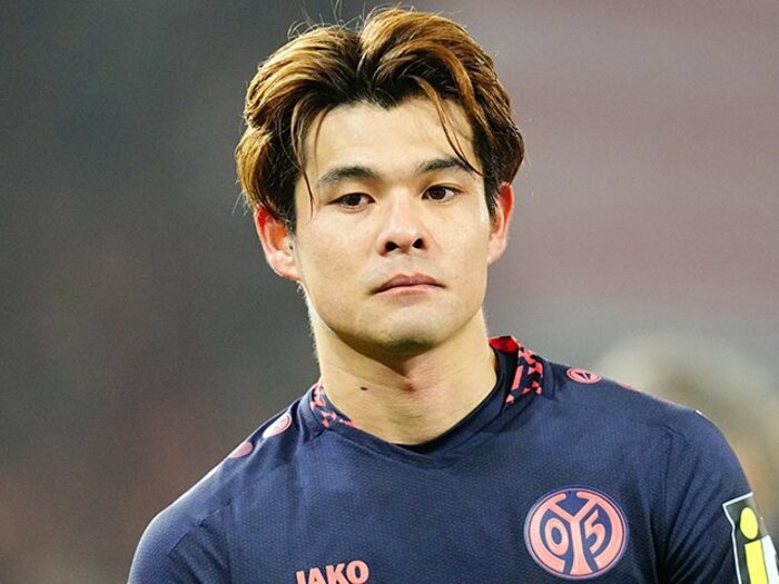 ドイツ人番記者の視点「サノは性スキャンダルをピッチで償った」同僚に愛されるMF佐野海舟…じつは「岡崎慎司の存在」がマインツ順応の背景に＜Number Web＞ photograph by NurPhoto/Getty Images