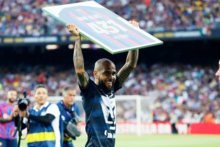 “財政難なのに大補強”バルサを激写　誹謗中傷されたデヨンクへの拍手、33歳レバンドフスキが作る深みとは〈次戦は久保建英ソシエダ〉(5)