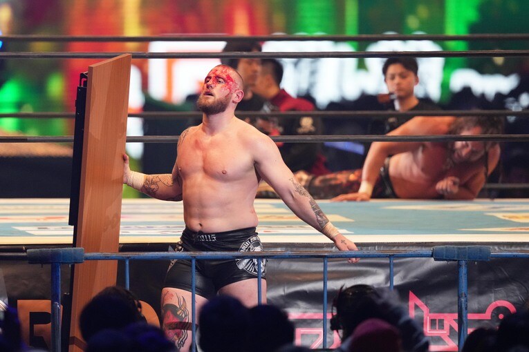 テーブルを持ち出したゲイブ・キッド　©Essei Hara