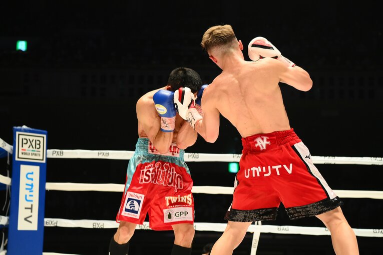 ガードを固めるディパエンにアッパーを打ち込む井上　©PXB PARTNERS