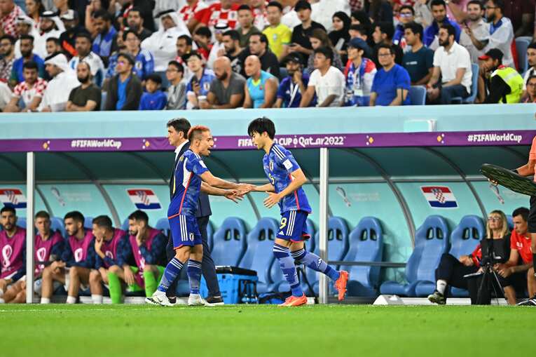 クロアチア戦、長友佑都と三笘薫の交代シーン　©Takuya Kaneko/JMPA