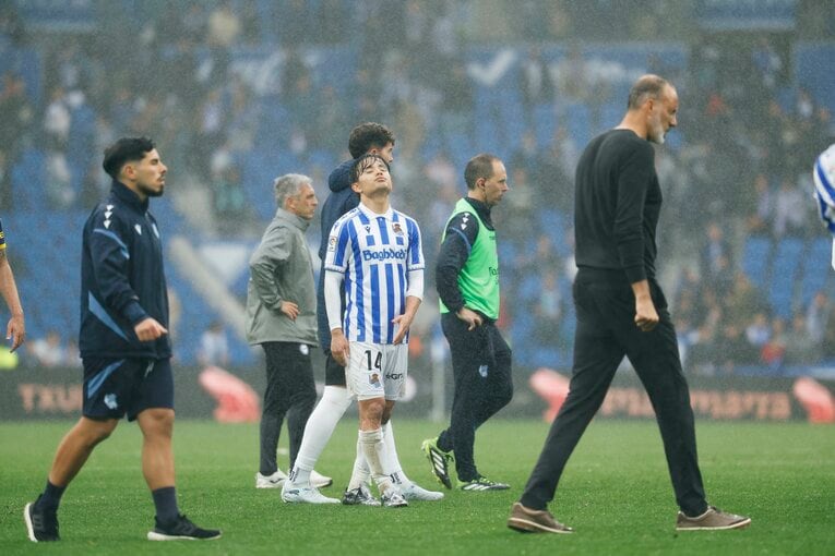 久保建英「とても苦いです」アシストだけでない復帰戦MVP〈カメラ目線ピース＋同僚の赤ちゃんに笑顔〉〈肩と太もも周りが大きく〉レンズが捉えたすべて(6)