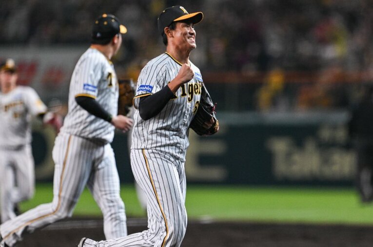 日本シリーズ第4戦、8回のピンチをしのいだ阪神・湯浅京己が渾身のガッツポーズ ／ photograph by Nanae Suzuki