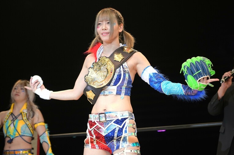 入場パフォーマンスはスローイング　©Essei Hara