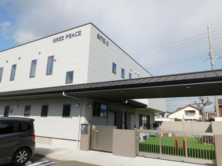 現在、児童福祉に携わる町田さんの事務所（全6枚中の3枚目）　©Jun Aida