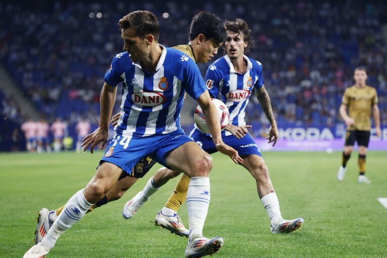 《連続写真で見る》久保建英「2人抜きスーパーゴラッソ→物議パフォーマンス」の全事実。久保の素早い動き出しは、2人のDFの視線すら置き去りにしている　©Daisuke Nakashima