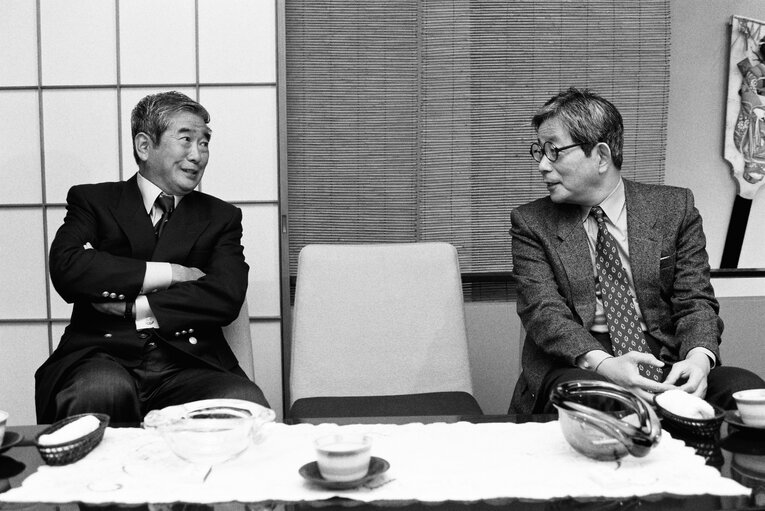 芥川賞選考会で語り合う石原慎太郎と大江健三郎　©BUNGEISHUNJU