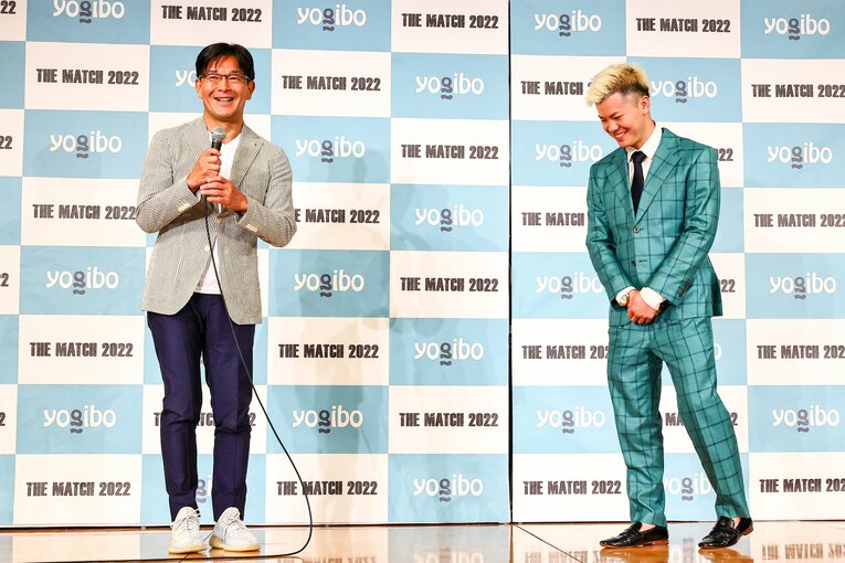 笑顔の榊原信行氏と那須川天心　©THE MATCH 2022/Susumu Nagao