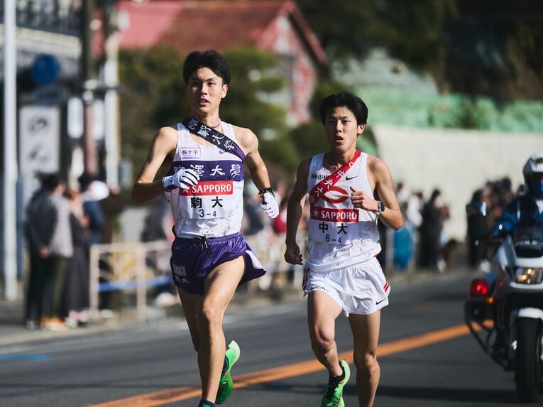 2023年、99回大会4区で鈴木は中大の吉居駿恭に追いつくと、さらに青学大の太田蒼生と激しく競り合う展開に　©Yuki Suenaga