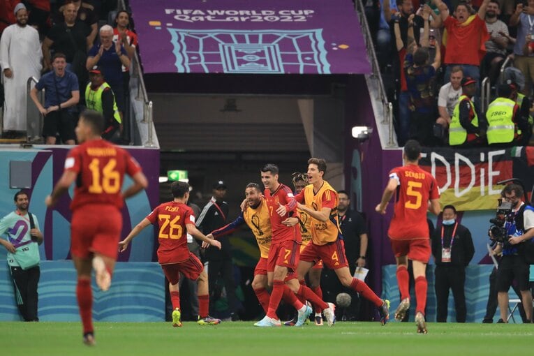 モラタを祝福するスペインの選手たち　©Kazuo Fukuchi/JMPA