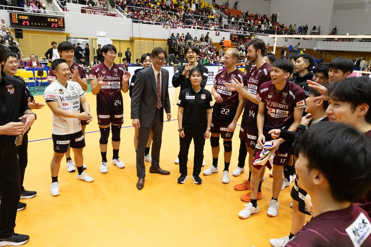 ホームで迎えた開幕カードで2連勝を飾り、歓喜するVC長野の選手たち　©︎SV.LEAGUE