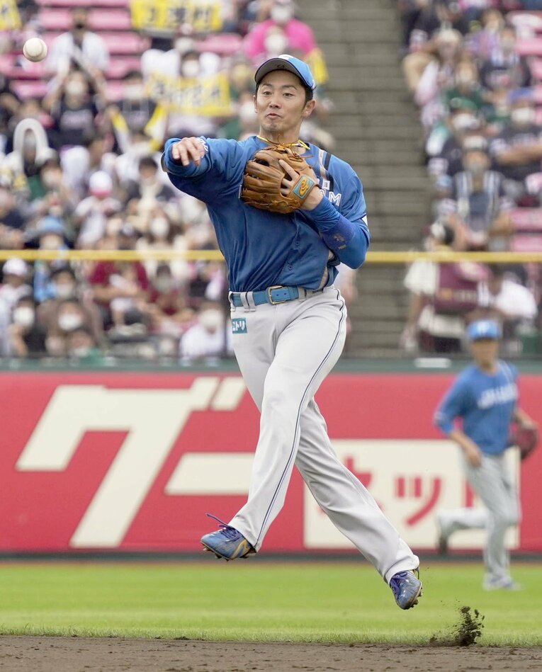 名手・谷内のジャンピングスロー　©︎KYODO