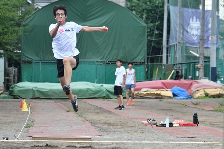 トレーニングに励む現在の桐朋中高陸上部のメンバーたち　©Hideki Sugiyama