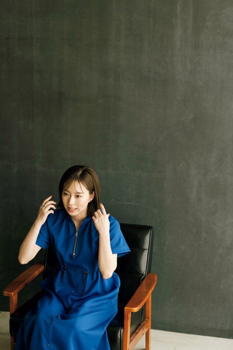 青いワンピースを纏ってインタビューに応じた石川（2023年撮影）　 ©︎Wataru Sato