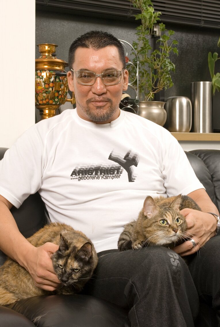 自宅で猫をめでる蝶野正洋（2006年）　©︎Takuya Sugiyama