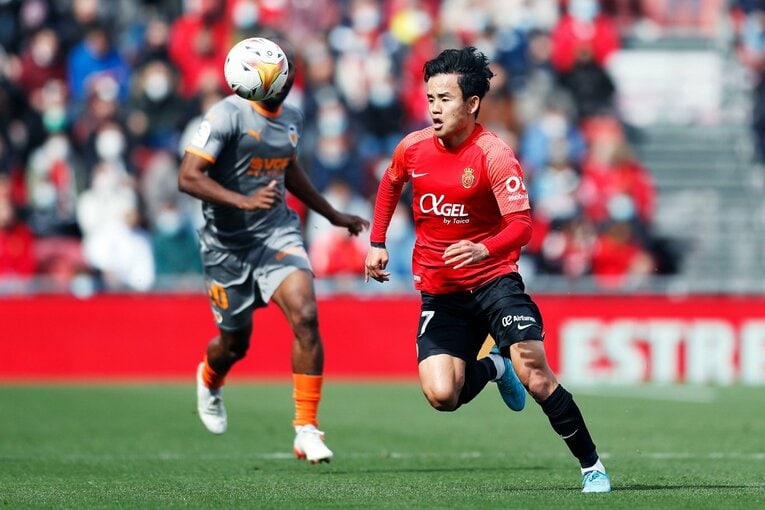 久保建英が“不可解判定”に怒った！ ラフプレーに抗議→イエローも…「バモス！クボ」とファンが信頼する理由〈撮影者の視点〉(17)