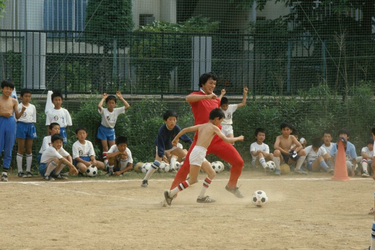 サッカー教室でキックを教える釜本邦茂（1985年）　©︎BUNGEISHUNJU