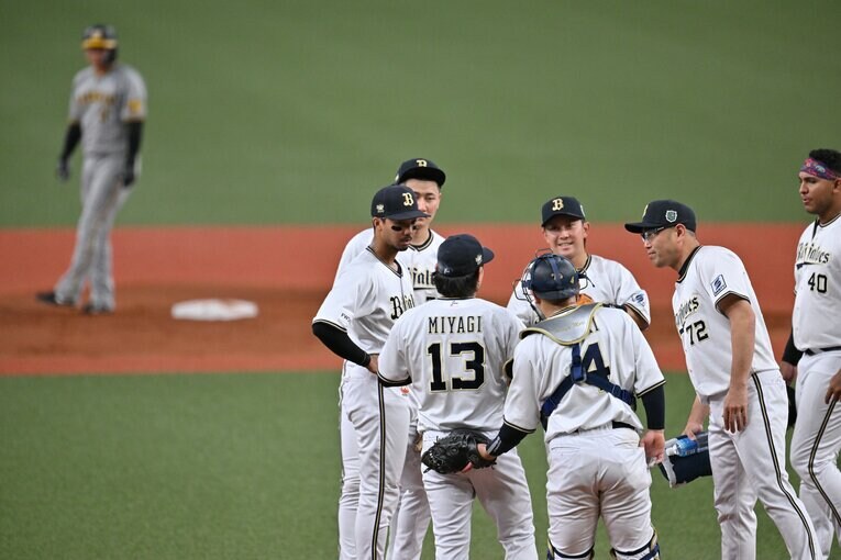 ピンチを迎えた宮城を励ます野手陣　©︎Hideki Sugiyama