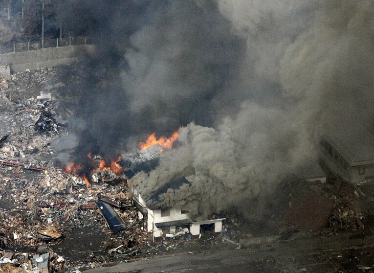 東日本大震災の被災地、岩手県宮古市の火災現場　©︎KYODO