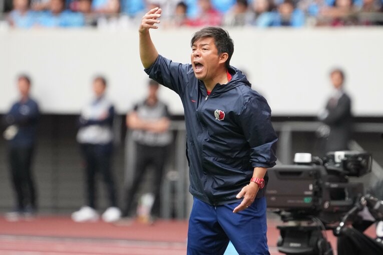 激しいアクションを見せる鬼木監督　©Masashi Hara