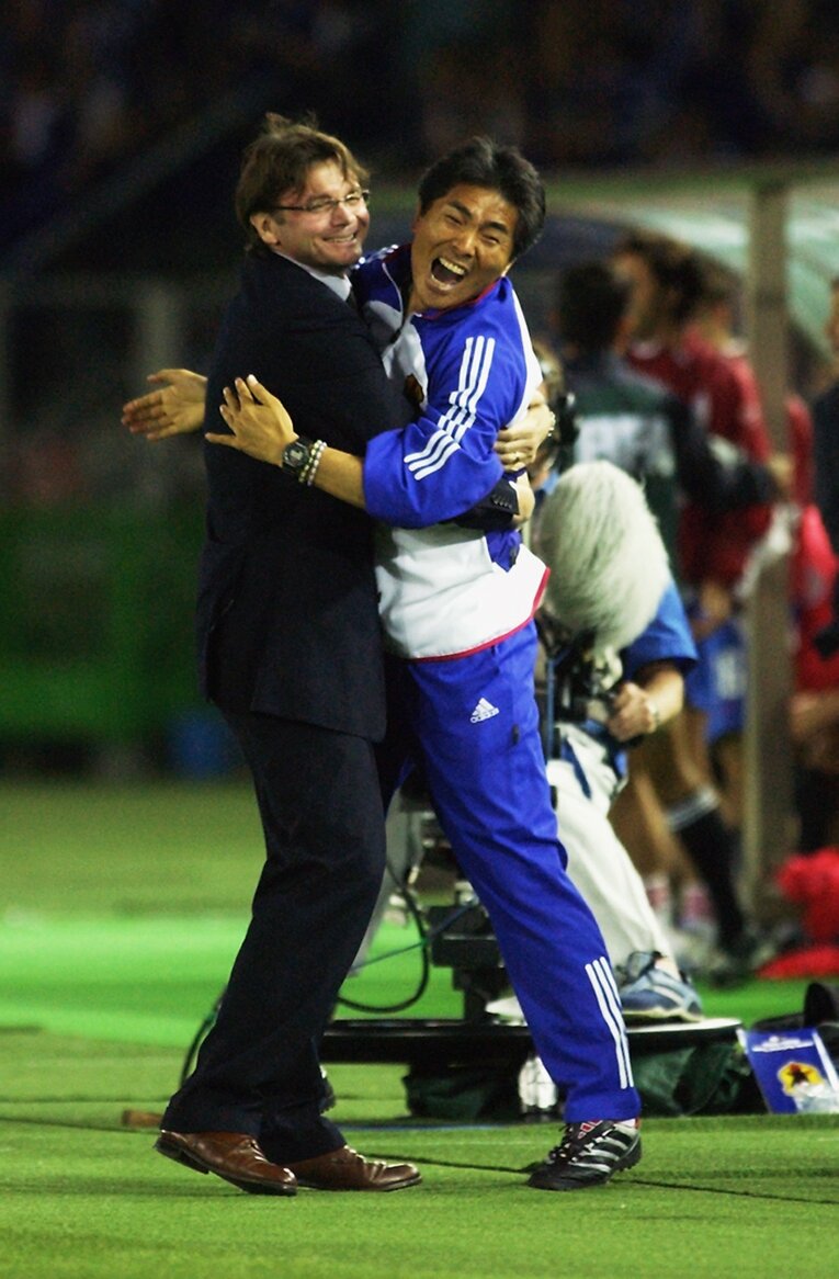 フィリップ・トルシエ監督と抱き合う山本昌邦コーチ　©Getty Images
