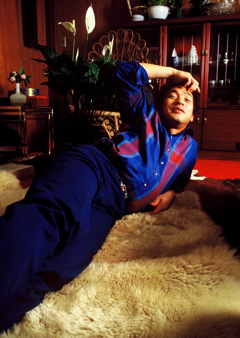 自宅でヨコになって寛ぐ（1987年撮影）　©BUNGEISHUNJU