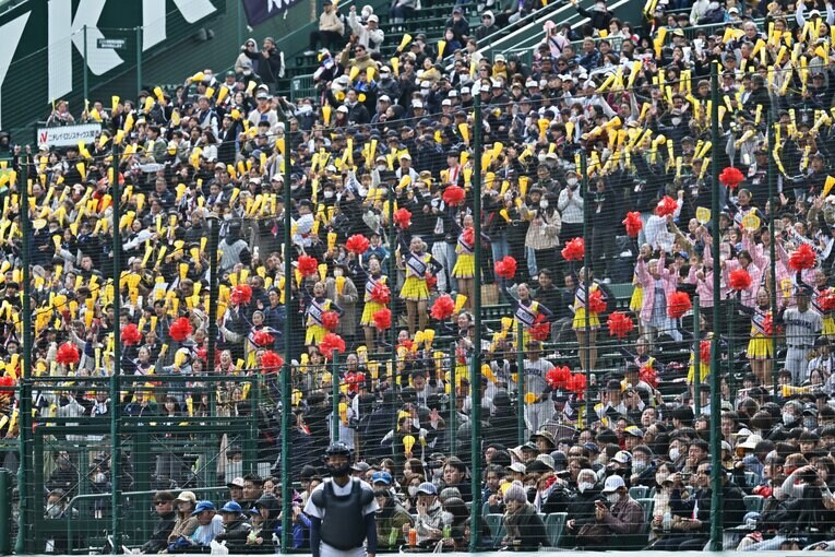 満員のアルプススタンド　©Hideki Sugiayma