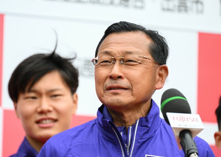 出雲駅伝で優勝し、大八木監督を後ろで見つめる山野　©Nanae Suzuki