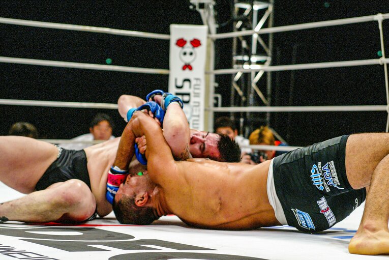 2004年のPRIDEヘビー級グランプリ1回戦で、ノゲイラは新技「スピニングチョーク」を披露した