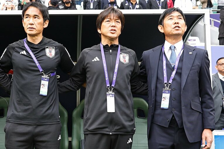 日本代表の森保一監督と名波浩コーチ、齊藤俊秀コーチ。彼ら指導陣はアジア杯の敗戦からどのような指針を立てるか　©Mutsu Kawamori