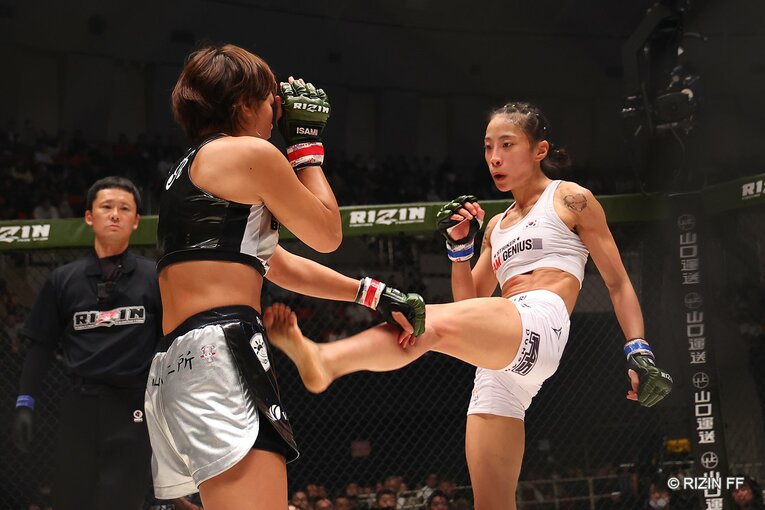 RENAvsシン・ユリ　©RIZIN FF