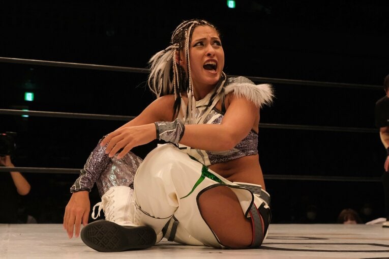 スターダム退団マッチで小波が“亡き戦友”木村花の技に込めた意味とは？ 対戦したジュリアは試合中に涙…「まだまだNEVER ENDです」(13)