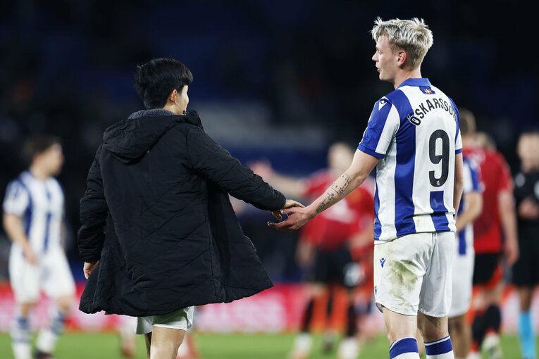 最終盤での決定機逸を悔やむオスカルソンに言葉をかける久保　©Daisuke Nakashima