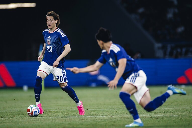 瀬古にボールを要求する塩貝健人（5月31日アイスランド戦）©︎Kiichi Matsumoto