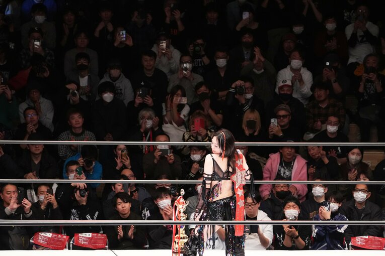 ポーズを取る上谷沙弥　©Masashi Hara