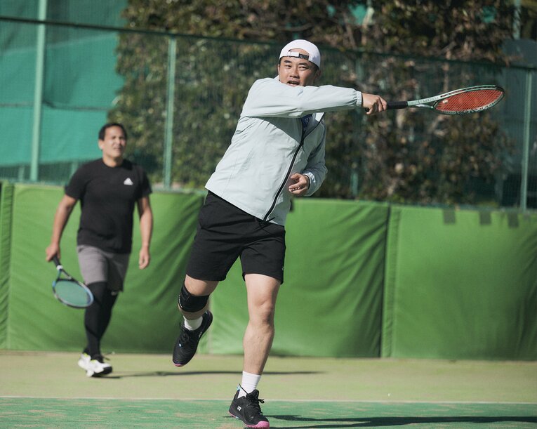 体を労りながらプレー　©Yuki Suenaga