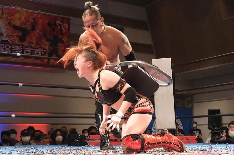 ハードコア七番勝負、第4戦。“デスマッチのカリスマ”葛西純とも渡り合った鈴季すず ／ photograph by Norihiro Hashimoto