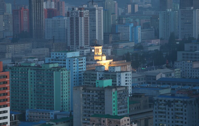 羊角島国際ホテルから見た、ライトアップされた平壌駅舎（撮影は2016年）　©JIJI PRESS