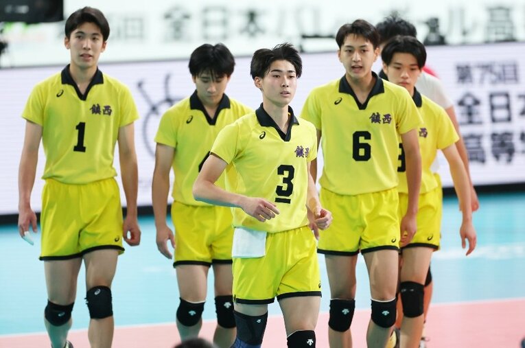 春高バレー決勝で駿台学園に逆転負けを喫した鎮西。2年連続準Vに終わったが、エース舛本颯真（3番）は「楽しかった」と大会を振り返った ／ photograph by Naoki Morita/AFLO SPORT