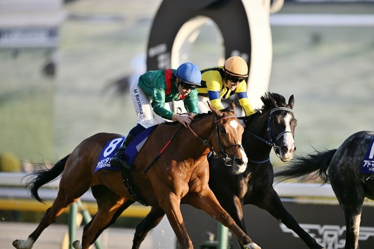 マスカレードボールとのデッドヒートを制したカランダガン（仏）　©Keiji Ishikawa