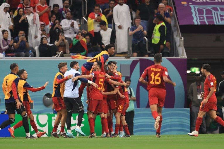 スペイン・モラタのゴールにメンバーが祝福　©Kazuo Fukuchi/JMPA