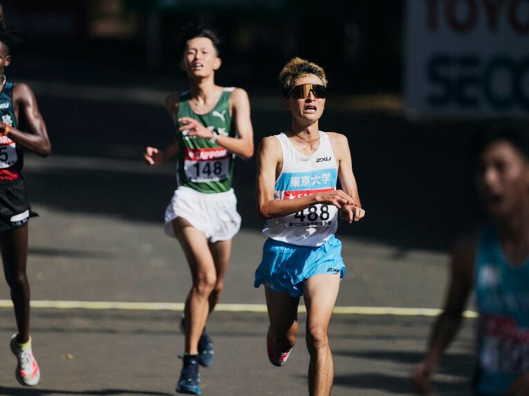 本調子ではなかったとはいえ高校時代は圧倒的な「格上」だった前田に先着した秋吉　©Yuki Suenaga