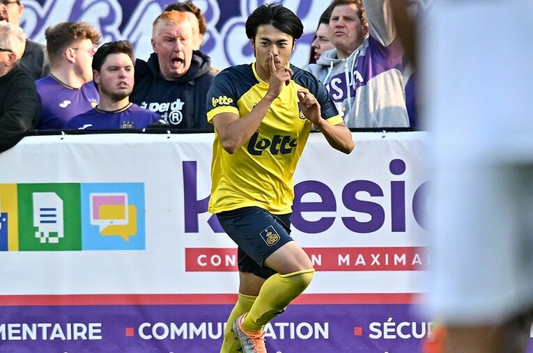 アンデルレヒト戦でゴールを決めた三笘薫。ゴール裏の相手サポーターの表情が意味の大きさを物語る ／ photograph by Panoramic/AFLO