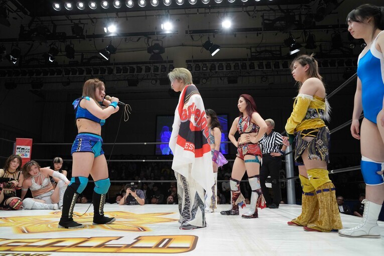 マーベラスの彩羽匠に話しかける田中きずな。4月25日、後楽園ホール　©Essei Hara