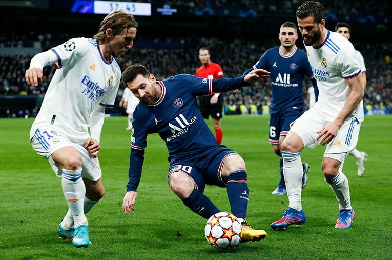 これまで何度も見てきた「メッシvsマドリー」のマッチアップ。今までと違うのはメッシがPSGの一員であるということだ ／ photograph by Daisuke Nakashima