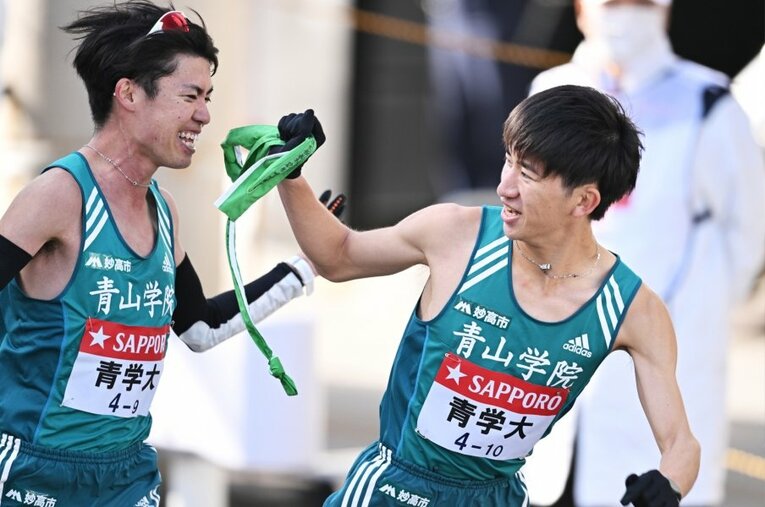 青学大9区・中村からトップでタスキを受けた10区・中倉。圧勝を象徴する“区間新リレー”だった ／ photograph by AJPS/PICSPORT