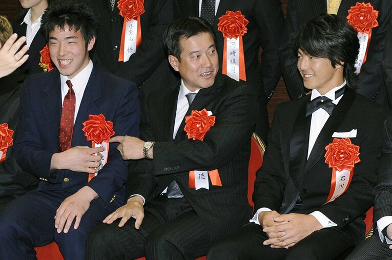 2010年1月「日本プロスポーツ大賞授賞式」でのプロ入り前の菊池雄星（左）と原辰徳監督。右はプロゴルファーの石川遼 ／ photograph by Kyodo News
