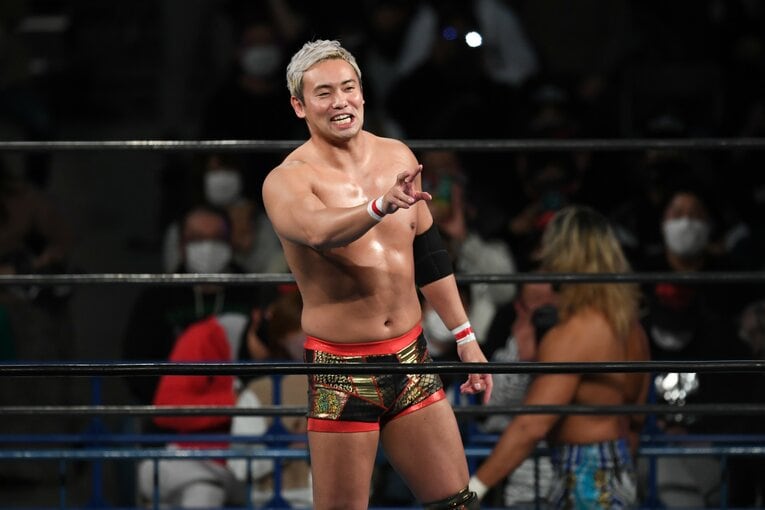 最初にリングに戻ったオカダ・カズチカ